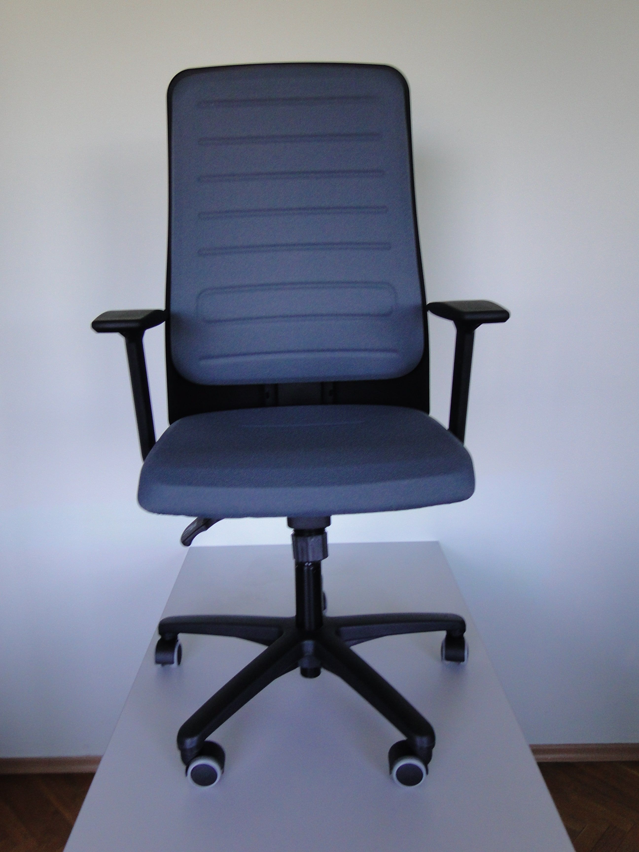 Офисное кресло Interstuhl Eccon plus 8 7152. С регулировкой высоты спинки и веса, с упором для поясницы.